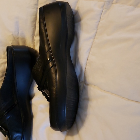 Shoes - Picture 2 of 4